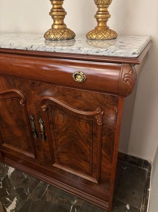 Aparador de madera con tapa de mármol