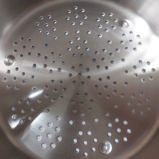 Colacuoci in metallo e bachelite nera.