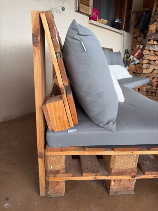 Sofá Palets con Cojines Grises y Blancos