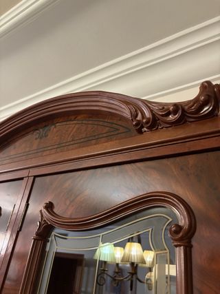 Vitrina de madera y cristal