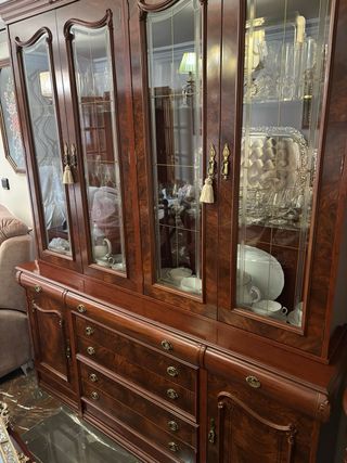 Vitrina de madera y cristal