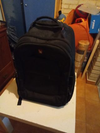 Mochila de viaje negra