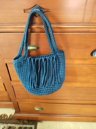 Bolso azul tejido con flecos