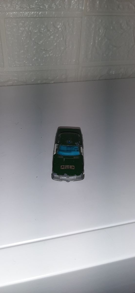 Coche de policía verde guisval