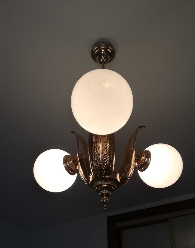 Lámpara de Techo Dorada con Globos Blancos. 