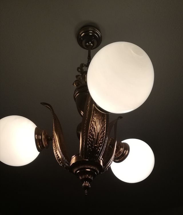 Lámpara de Techo Dorada con Globos Blancos. 