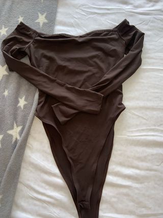 Body marrón manga larga escote Bardot