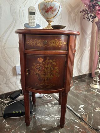 Mesa auxiliar clásica de madera y metal