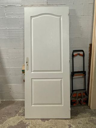 Puerta blanca interior con molduras