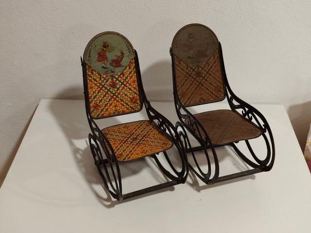 Vecchia sedia a dondolo in lamiera (giocattolo)