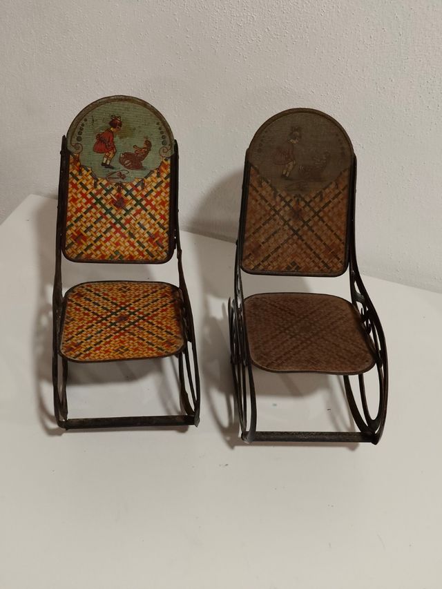 Vecchia sedia a dondolo in lamiera (giocattolo)