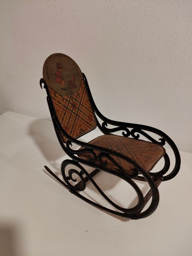 Vecchia sedia a dondolo in lamiera (giocattolo)