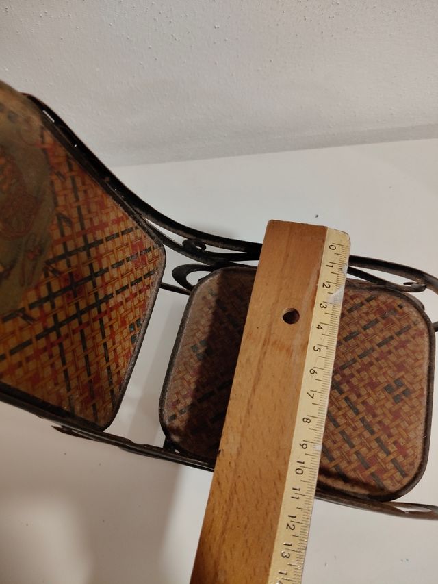 Vecchia sedia a dondolo in lamiera (giocattolo)