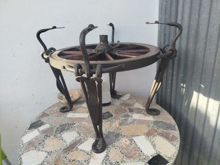 Mesa decorativa con rueda de carro