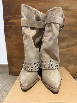 Stivali beige con borchie