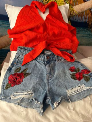 Conjunto Top Rojo y Shorts Vaqueros con Flores