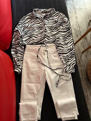 Conjunto Top Rojo y Shorts Vaqueros con Flores