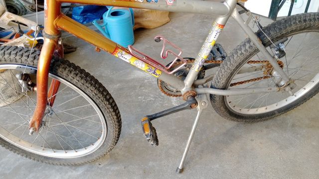 Bicicleta infantil roja y plateada