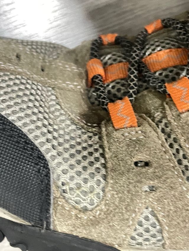 Sapatilhas Merrell bege e laranja