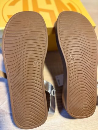 Sandalias plateadas planas