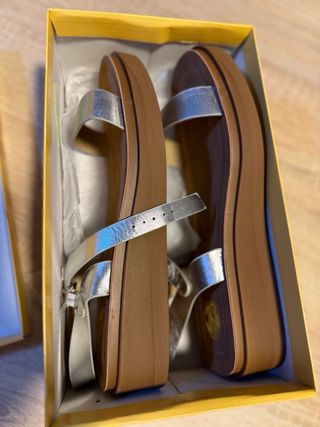 Sandalias plateadas planas