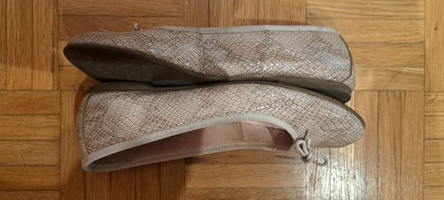 Mocasines Par y Medio charol beige