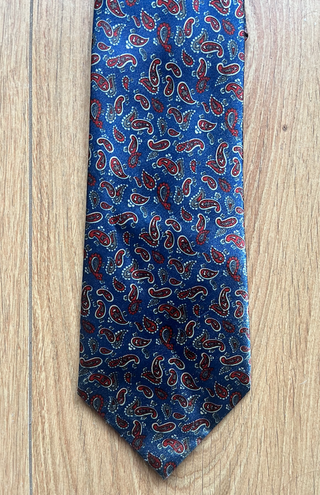 Corbata paisley azul con rojo estilo clásico