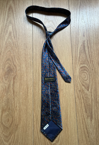 Corbata paisley azul con rojo estilo clásico