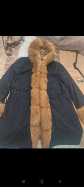 Abrigo de mujer con capucha y pelo