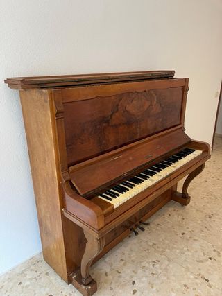 Piano antiguo de madera. Marca Kastner