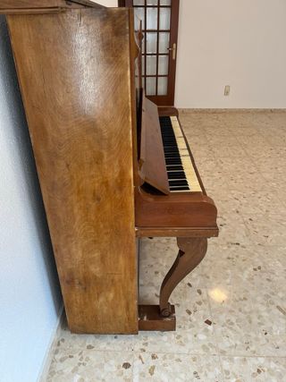 Piano antiguo de madera. Marca Kastner