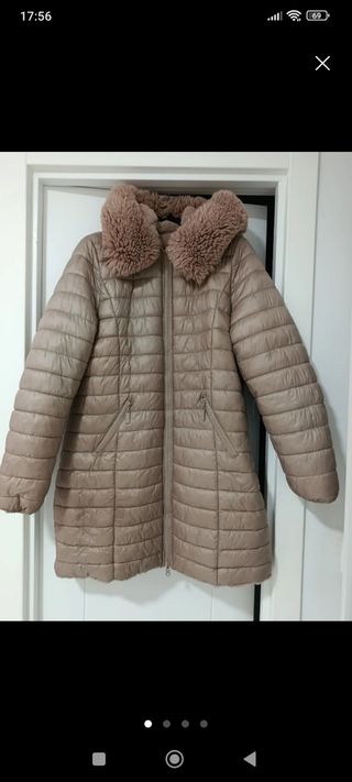 Abrigo beige con cuello de pelo