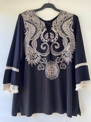 Blusa Zara Negra con Bordados Beige