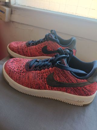 Zapatillas Nike Air Roja y Negra Tejida