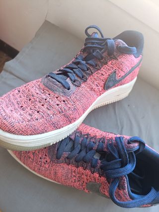 Zapatillas Nike Air Roja y Negra Tejida