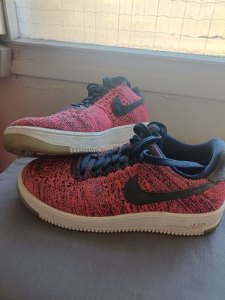 Zapatillas Nike Air Roja y Negra Tejida