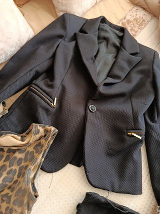 Traje de mujer negro con estampado
