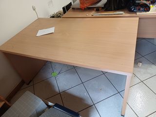 Scrivania in legno chiaro