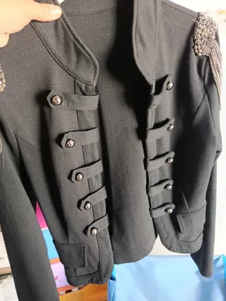 Chaqueta militar negra con adornos dorados