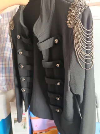 Chaqueta militar negra con adornos dorados