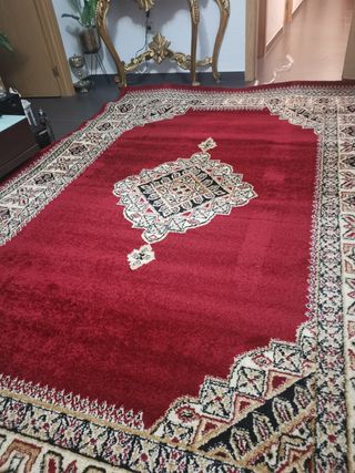 Alfombra roja y big con diseño intrincado