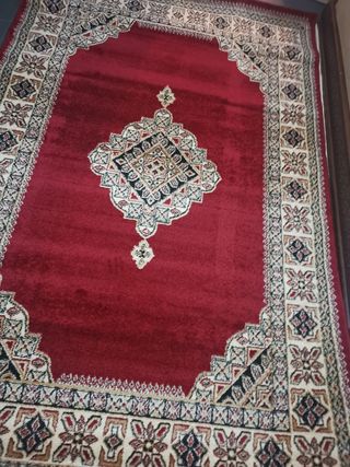 Alfombra roja y big con diseño intrincado