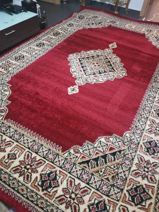 Alfombra roja y big con diseño intrincado