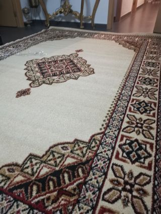 Alfombra roja y big con diseño intrincado