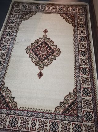 Alfombra roja y big con diseño intrincado