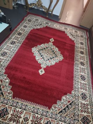 Alfombra roja y big con diseño intrincado
