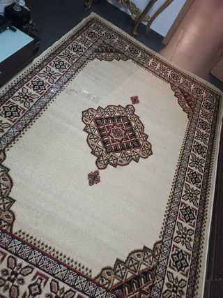 Alfombra roja y big con diseño intrincado