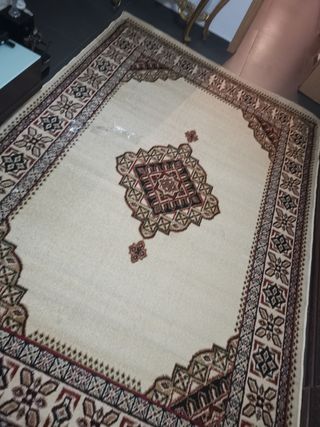 Alfombra roja y big con diseño intrincado