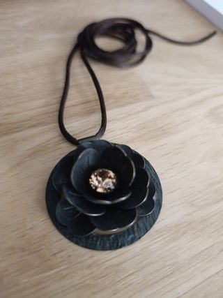 Collar flor con brillante