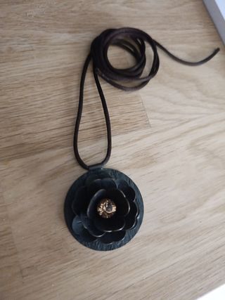 Collar flor con brillante